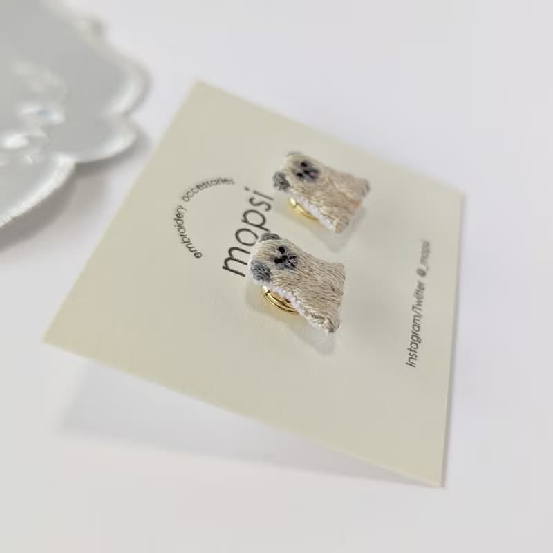 パグ座り　刺繍ピアス/イヤリング