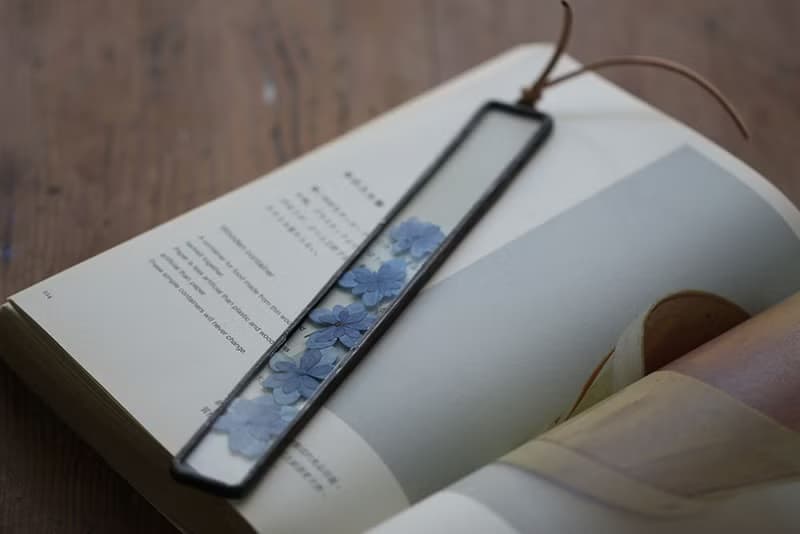 植物圖鑑∣小葉藍繡球花∣玻璃鑲崁∣花草標本書籤