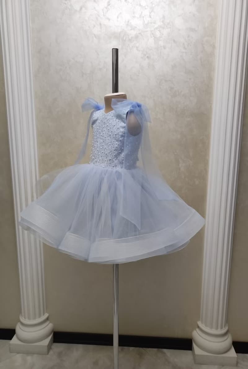 淺藍色緞面連身裙 適合小孩子 閃亮的藍色裙子
