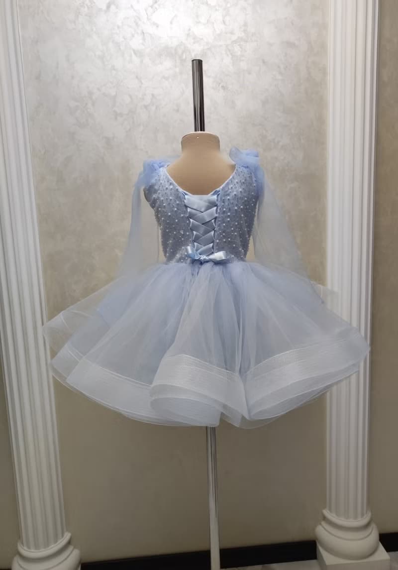 淺藍色緞面連身裙 適合小孩子 閃亮的藍色裙子