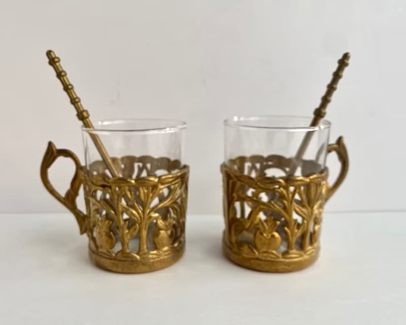 來自法國的古董黃銅和玻璃茶具 |套裝 2 個帶玻璃架和勺子的玻璃