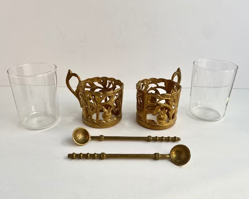 來自法國的古董黃銅和玻璃茶具 |套裝 2 個帶玻璃架和勺子的玻璃