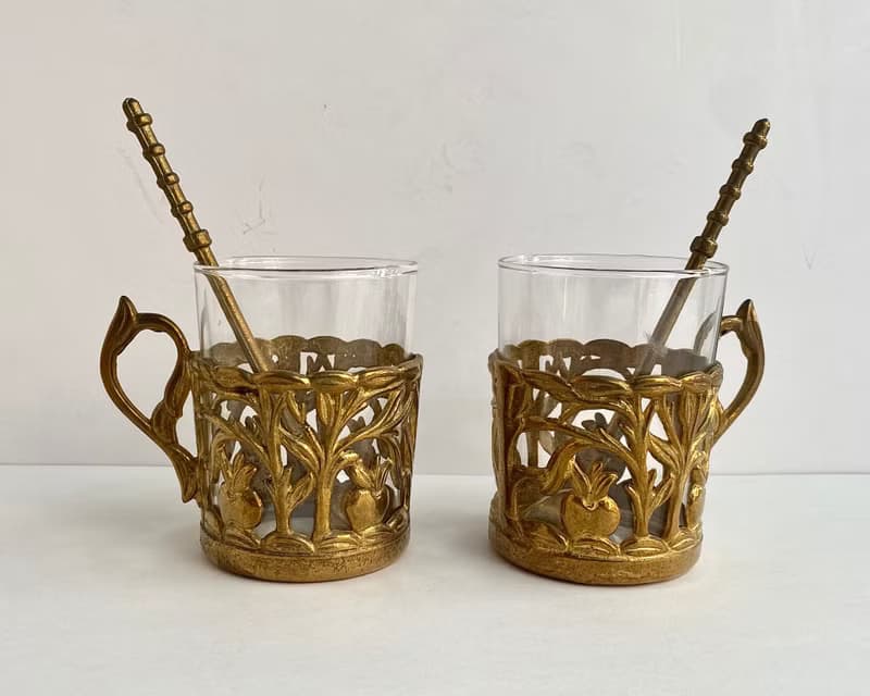 來自法國的古董黃銅和玻璃茶具 |套裝 2 個帶玻璃架和勺子的玻璃