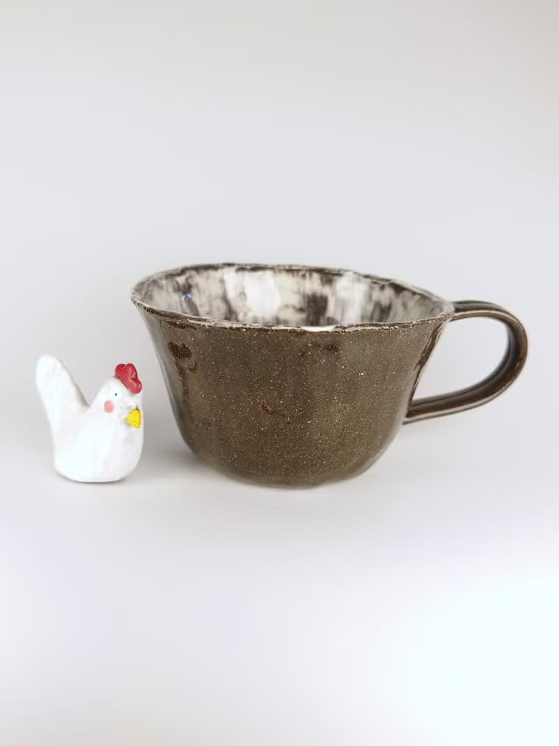 手捏咖啡杯