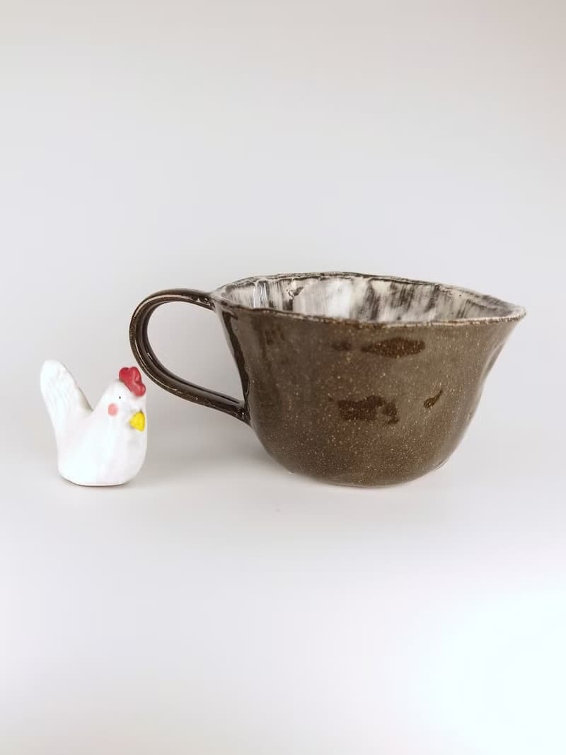 手捏咖啡杯