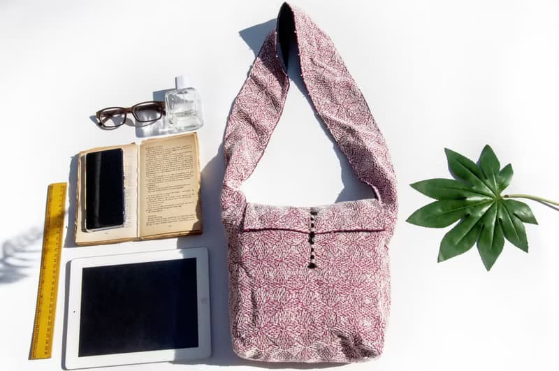 手縫純棉布側背包 刺繡斜背包 手工刺繡肩背包 手縫藍染包indigo