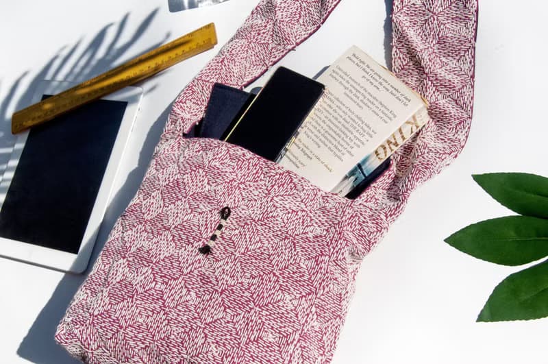 手縫純棉布側背包 刺繡斜背包 手工刺繡肩背包 手縫藍染包indigo