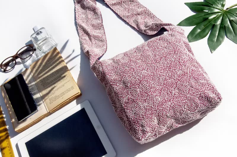 手縫純棉布側背包 刺繡斜背包 手工刺繡肩背包 手縫藍染包indigo