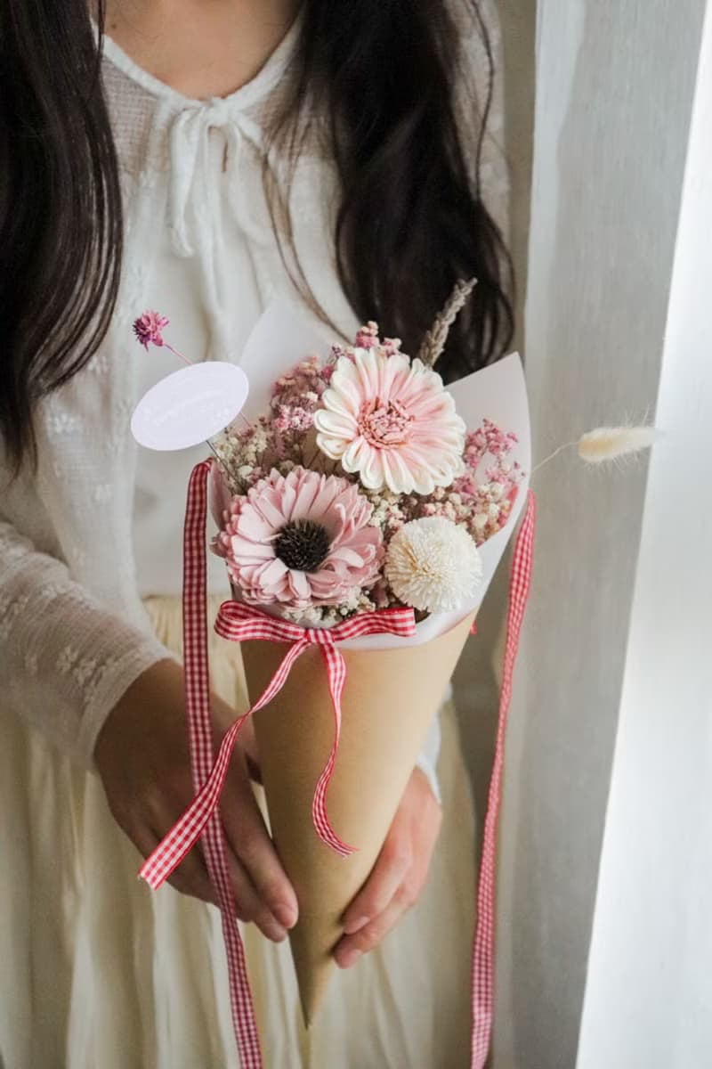 - 小花陪走 - 甜筒背帶花束 索拉花 x 乾燥花 糖果色 畢業花束