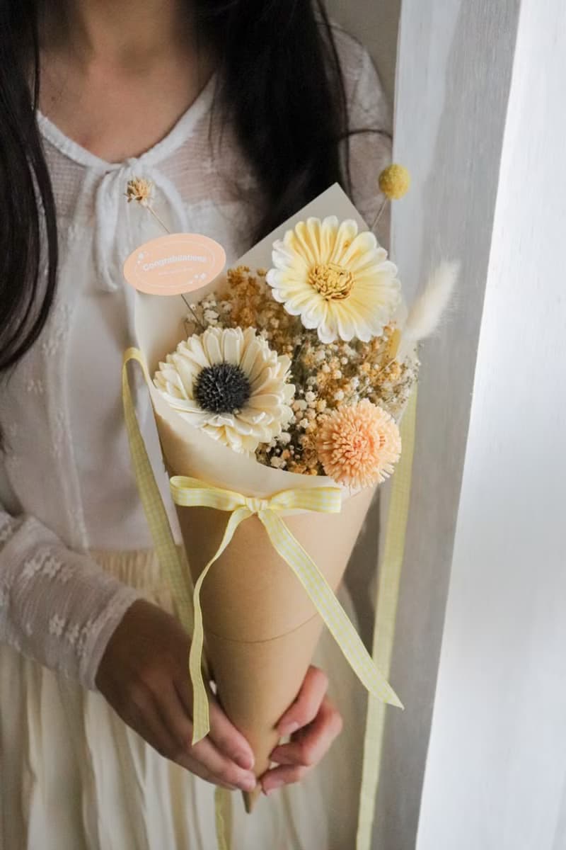 - 小花陪走 - 甜筒背帶花束 索拉花 x 乾燥花 糖果色 畢業花束