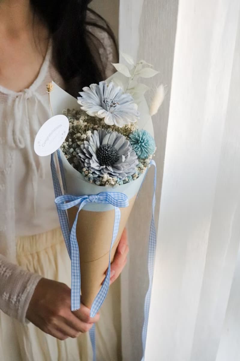 - 小花陪走 - 甜筒背帶花束 索拉花 x 乾燥花 糖果色 畢業花束