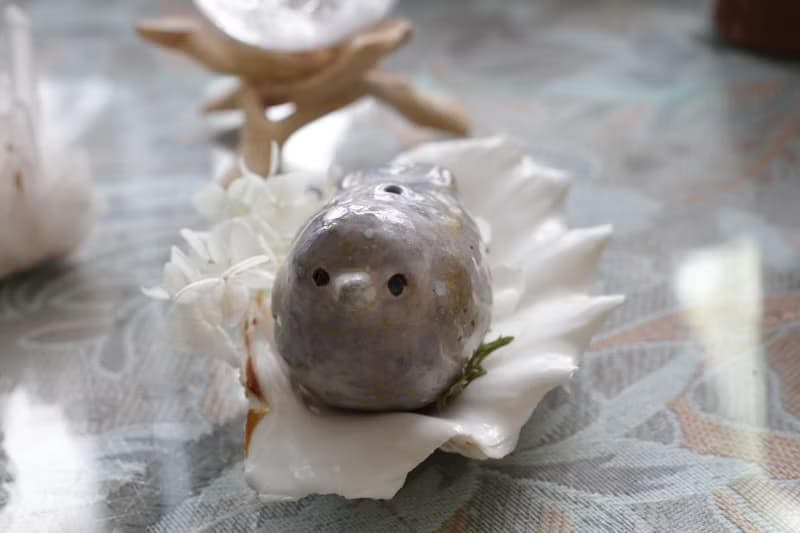 純手捏手繪淡藍色陶瓷小鳥擺飾/線香插