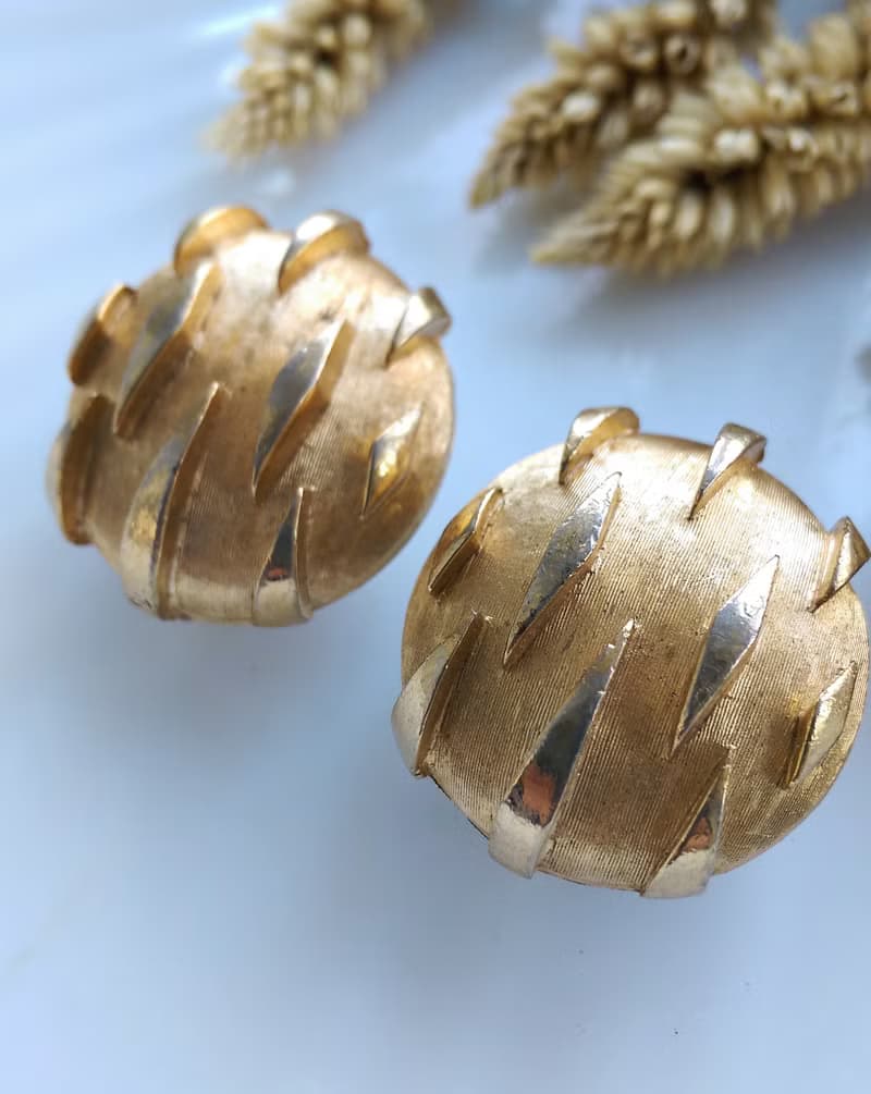 Vintage Jewelry 西洋古董飾品 TRIFARI 金色調 普普 夾式耳環