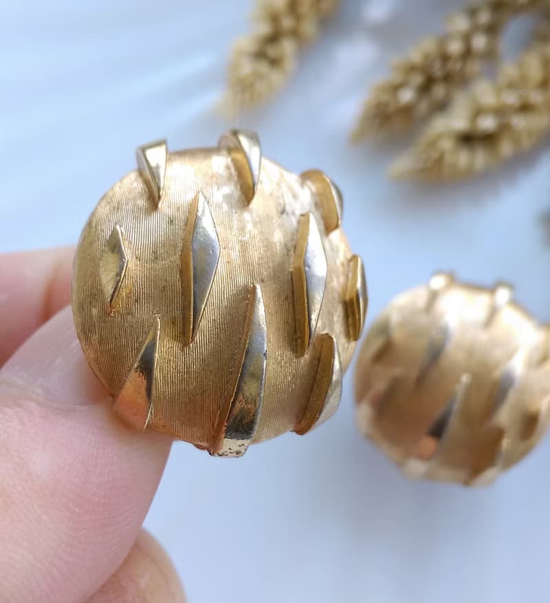 Vintage Jewelry 西洋古董飾品 TRIFARI 金色調 普普 夾式耳環