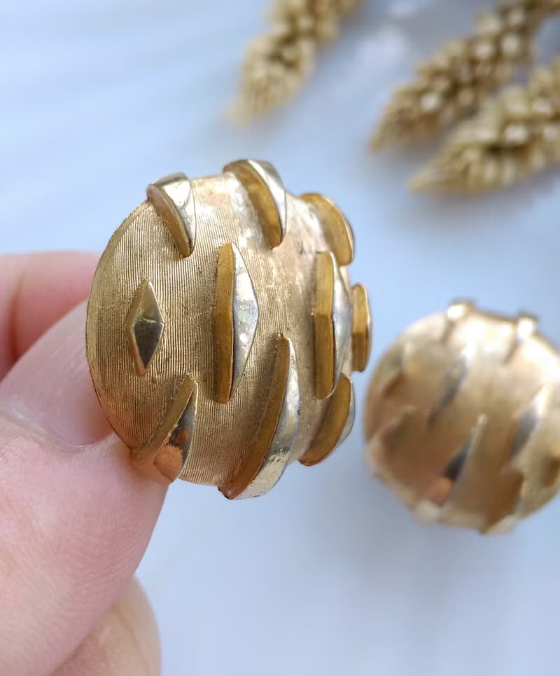 Vintage Jewelry 西洋古董飾品 TRIFARI 金色調 普普 夾式耳環