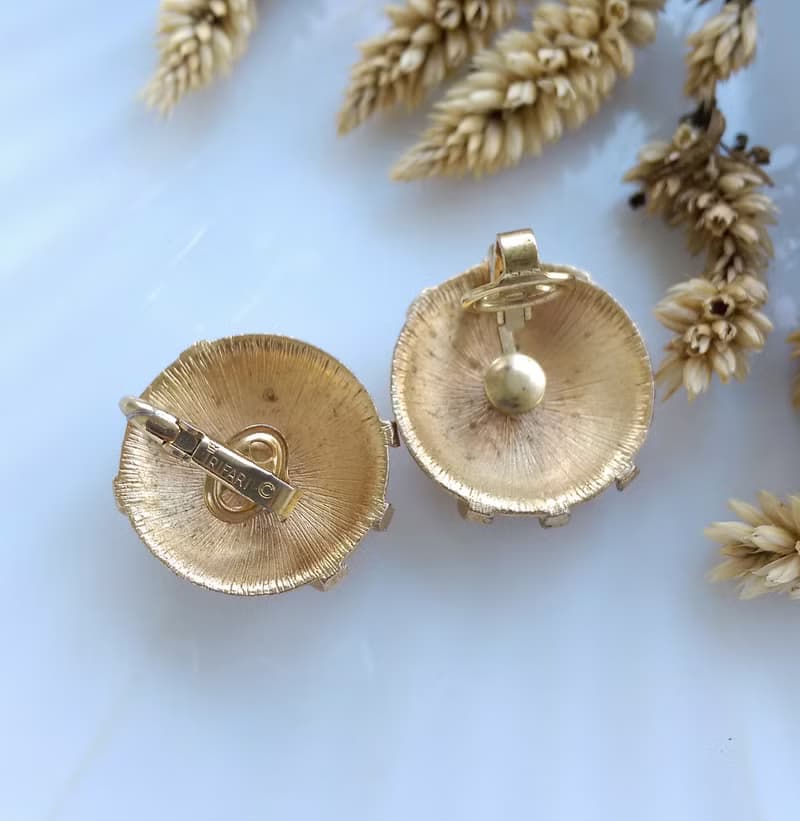 Vintage Jewelry 西洋古董飾品 TRIFARI 金色調 普普 夾式耳環