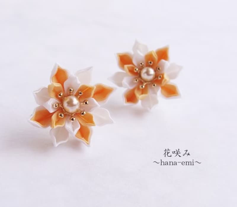 花咲くピアス　イヤリング　ネーブルイエロー　つまみ細工
