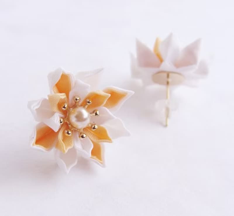 花咲くピアス　イヤリング　ネーブルイエロー　つまみ細工