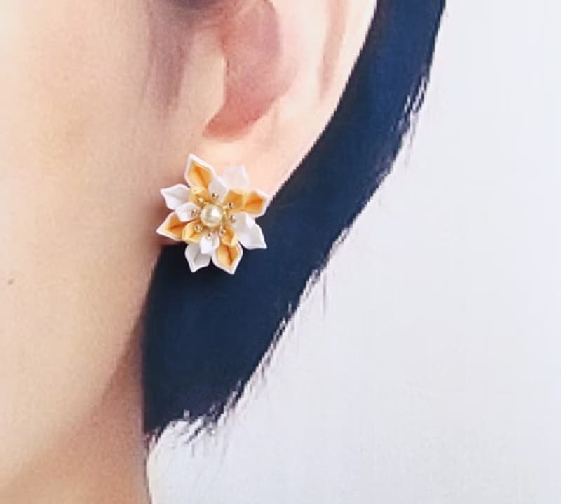 花咲くピアス　イヤリング　ネーブルイエロー　つまみ細工