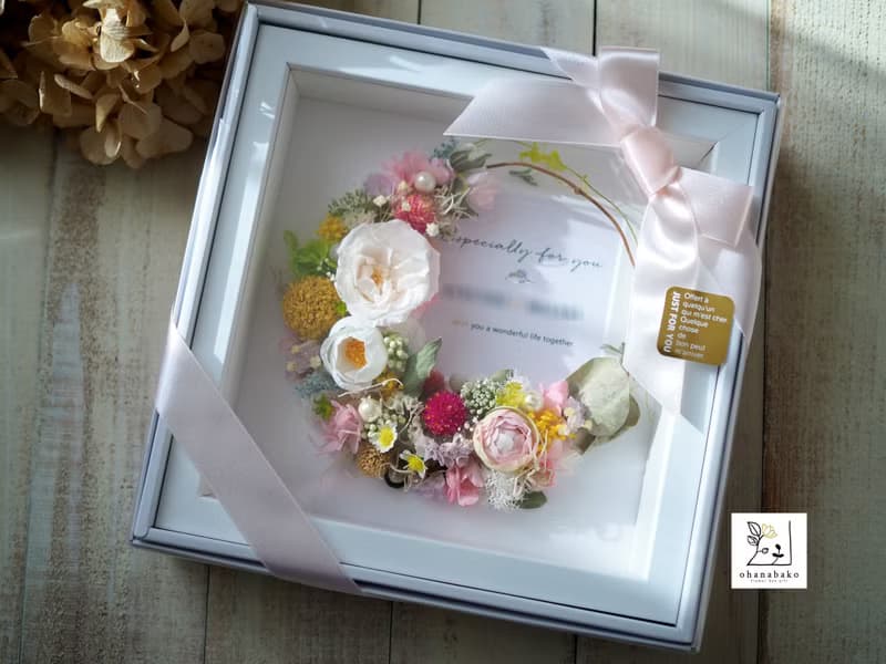 【写真入れ替えできる_結婚祝い/誕生日/送別のお花】プリザーブドフラワーとドライフラワーのメッセージ付きフラワームーンフォトフレーム ohanabakomoon