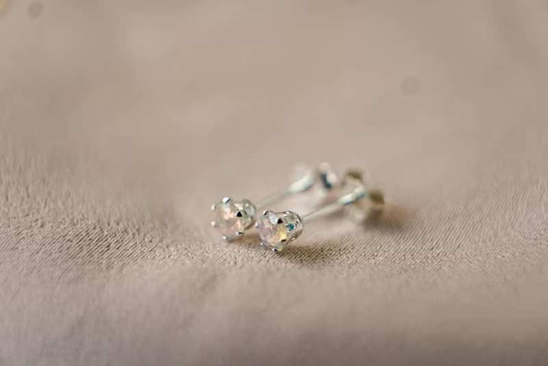SV925 迷你蛋白石單鑽耳環(耳夾) 3mm 皇冠六爪鑲 歐珀Opal