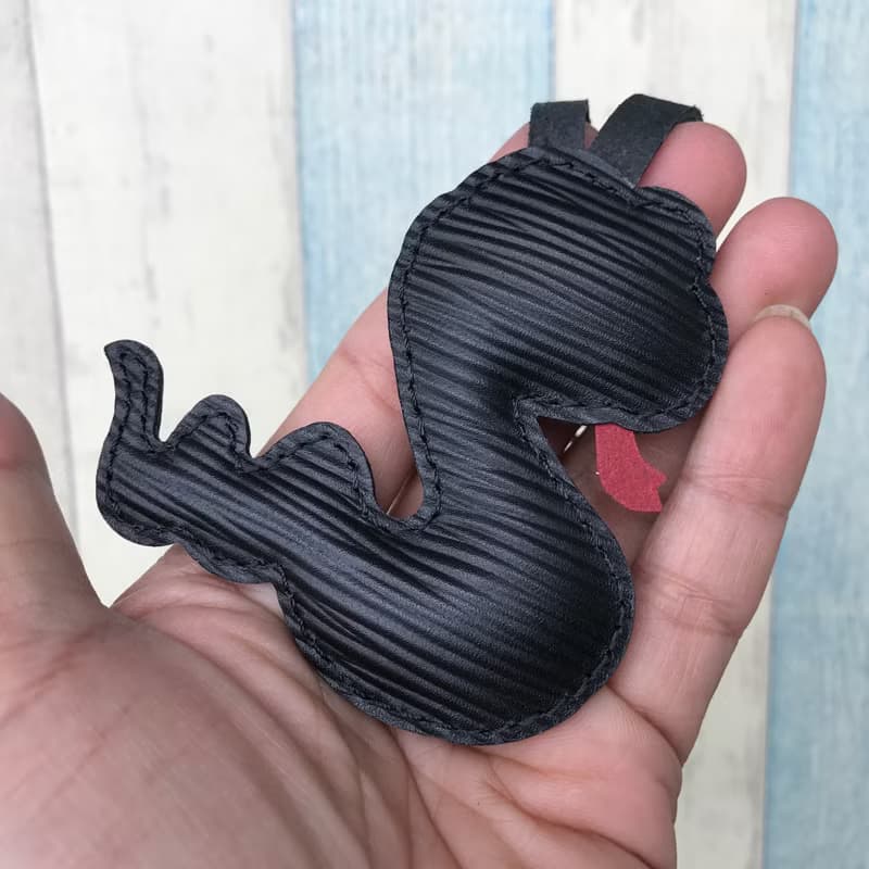 療癒小物 黑色 可愛 小蛇 純手工縫製 水波紋皮革 吊飾 小尺寸
