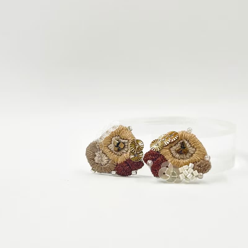 | 茷 | 耳針/耳夾 | #138 | 手刺繡摩卡慕斯不對稱耳環