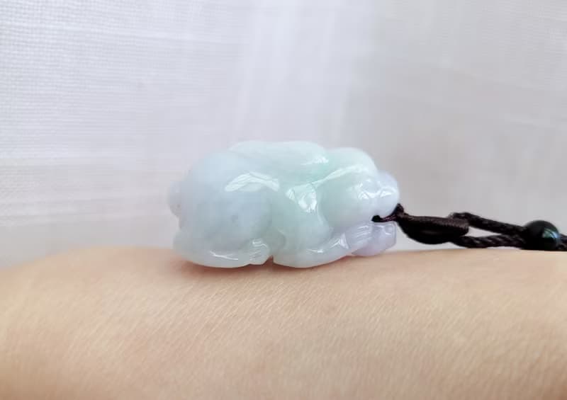 【親翠】天然翡翠 冰果綠帶紫春彩方頭健壯兔兔項鍊 | 生肖兔