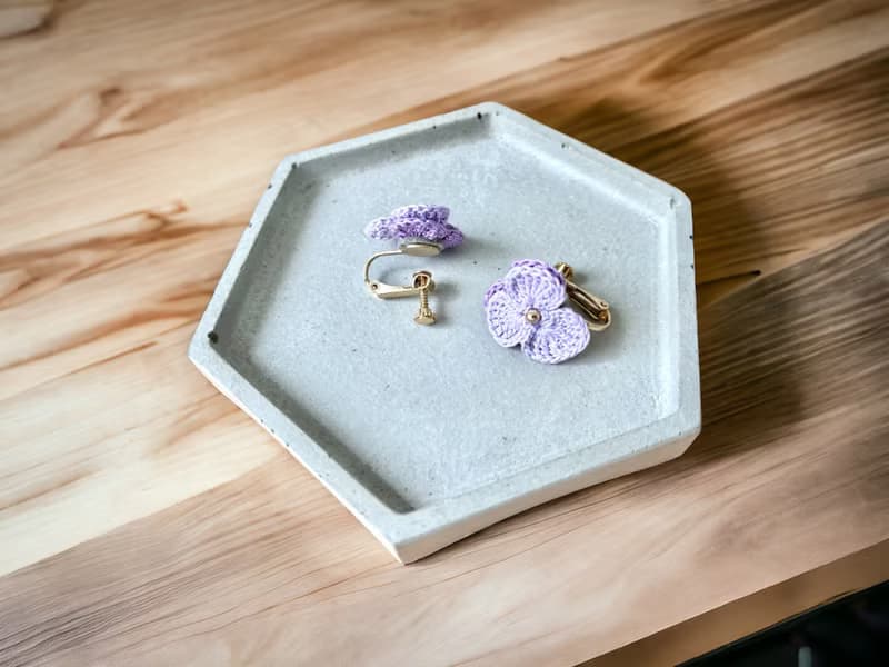 手鉤花耳夾。菫