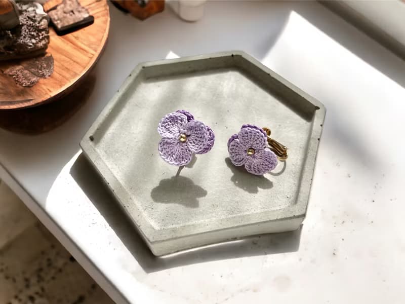 手鉤花耳夾。菫