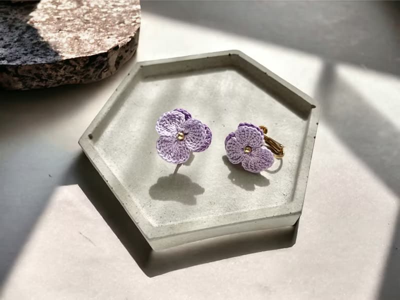手鉤花耳夾。菫