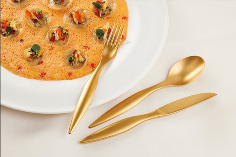 神話のような曲線。PVDゴールドカトラリー Venus Line PVD-coated Cutlery (24 piece cutlery set)