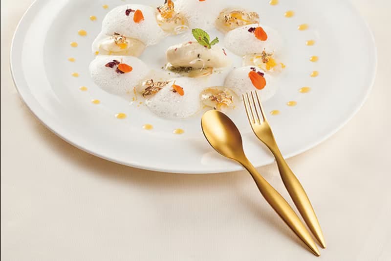 神話のような曲線。PVDゴールドカトラリー Venus Line PVD-coated Cutlery (24 piece cutlery set)