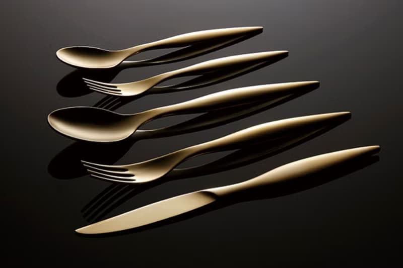 神話のような曲線。PVDゴールドカトラリー Venus Line PVD-coated Cutlery (24 piece cutlery set)
