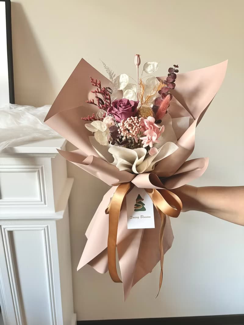 sueing_blossom  日本永生玫瑰中型金莎花束