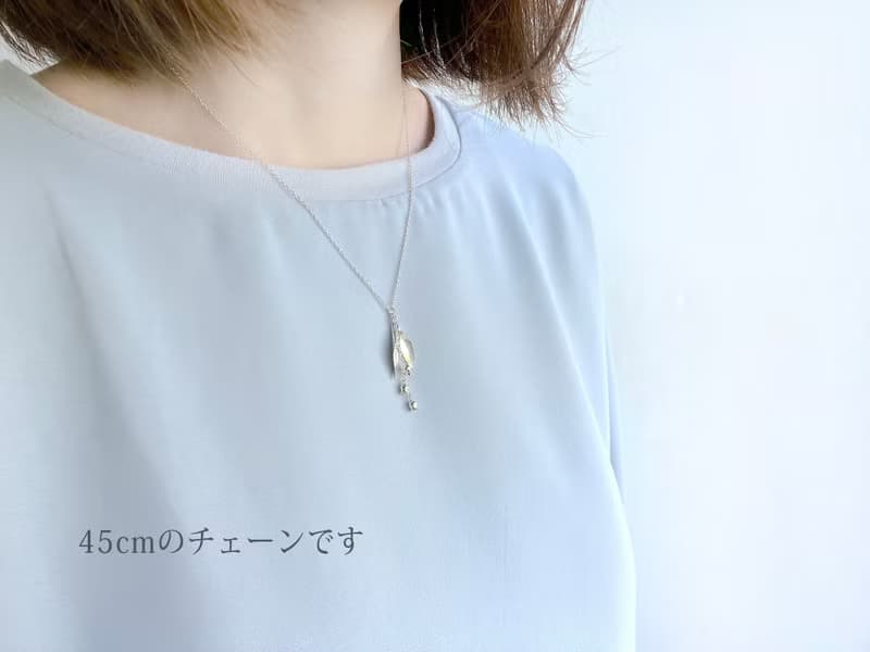揺れるリーフとすずらんのネックレス
