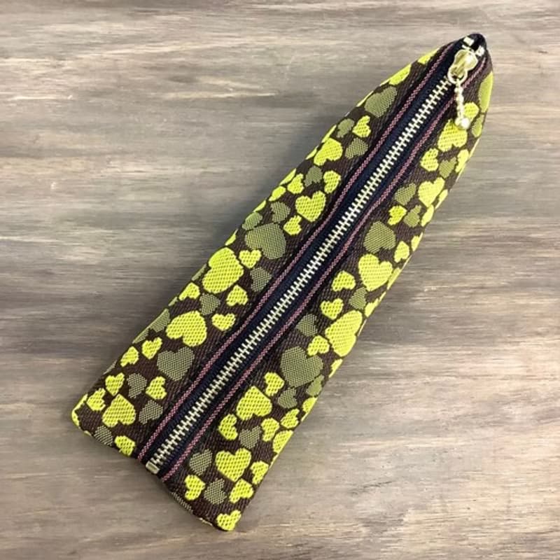 【チョコバナナ　ハート柄】畳縁　テトラ型　ペンケース　黄色　こげ茶　バレンタイン