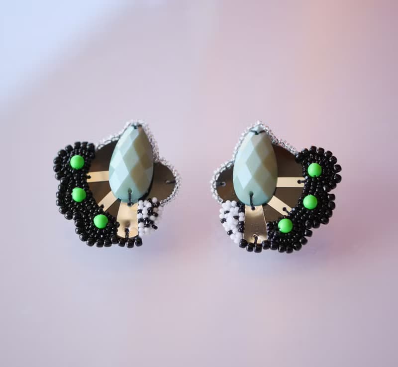 tsububu【受注制作】/ビーズ刺繍/微生物/ピアス/イヤリング/ピスタチオ