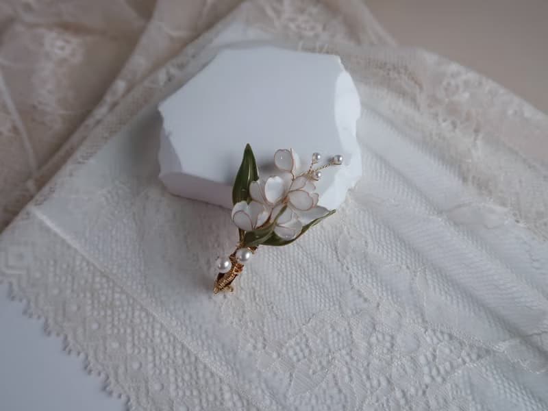 鈴蘭花束- 別針 胸針 水晶花 手作新娘飾品 禮物 配飾
