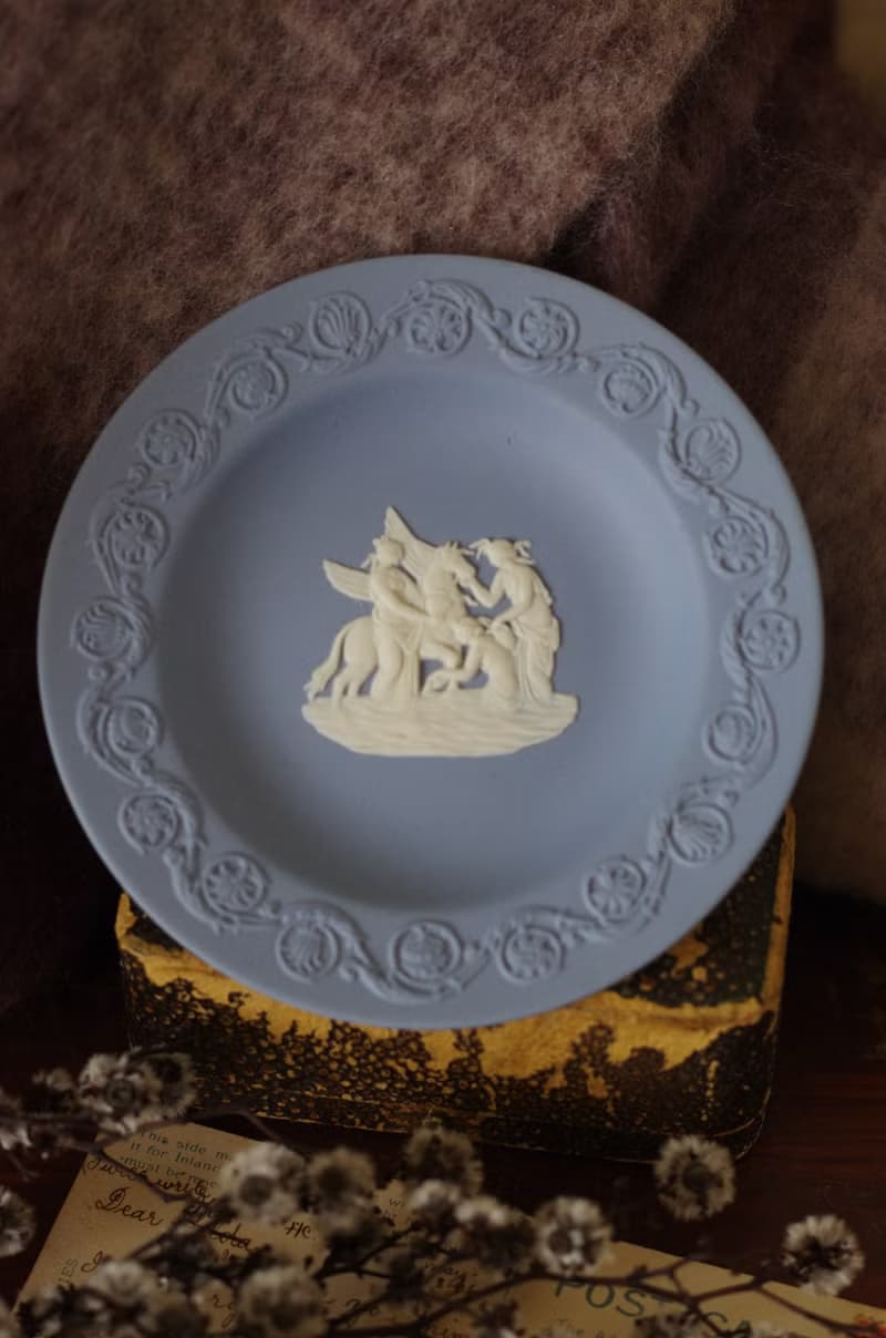 -金銀寶貝  英國製經典瓷器 WEDGWOOD 藍色浮雕盤 w350
