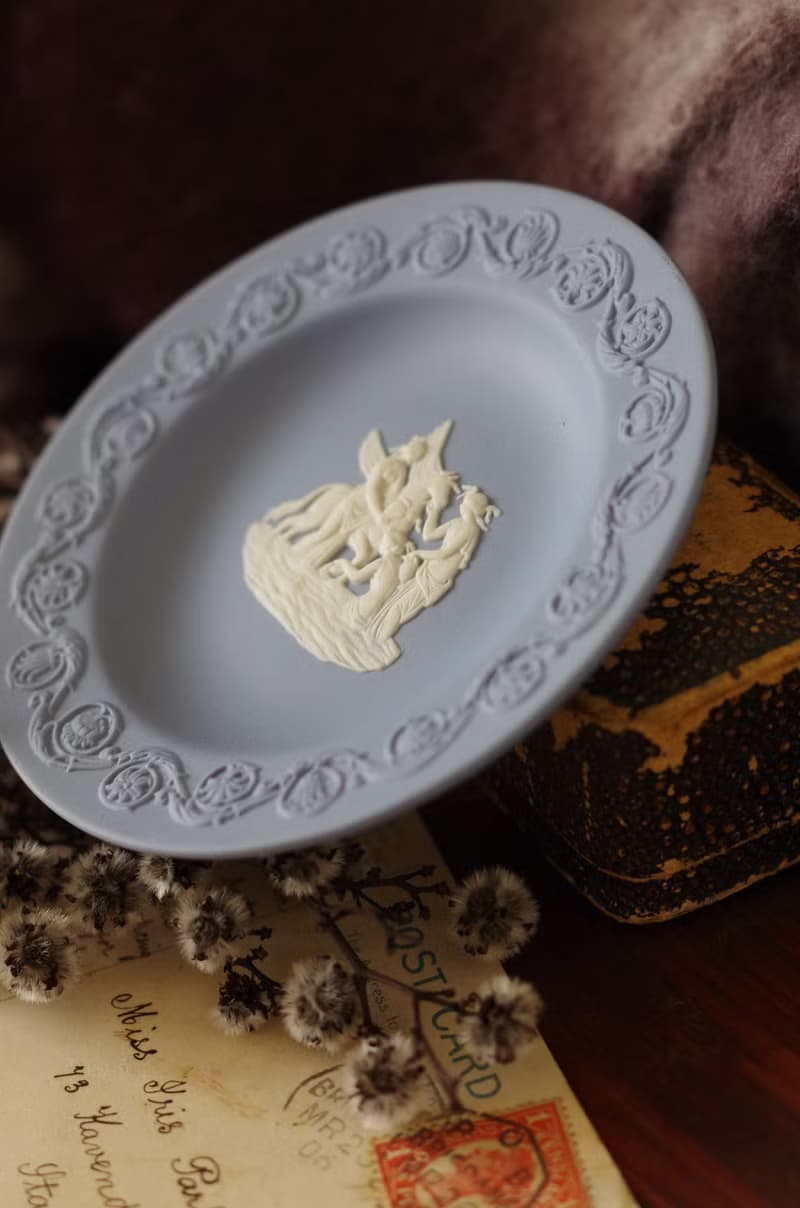 -金銀寶貝  英國製經典瓷器 WEDGWOOD 藍色浮雕盤 w350