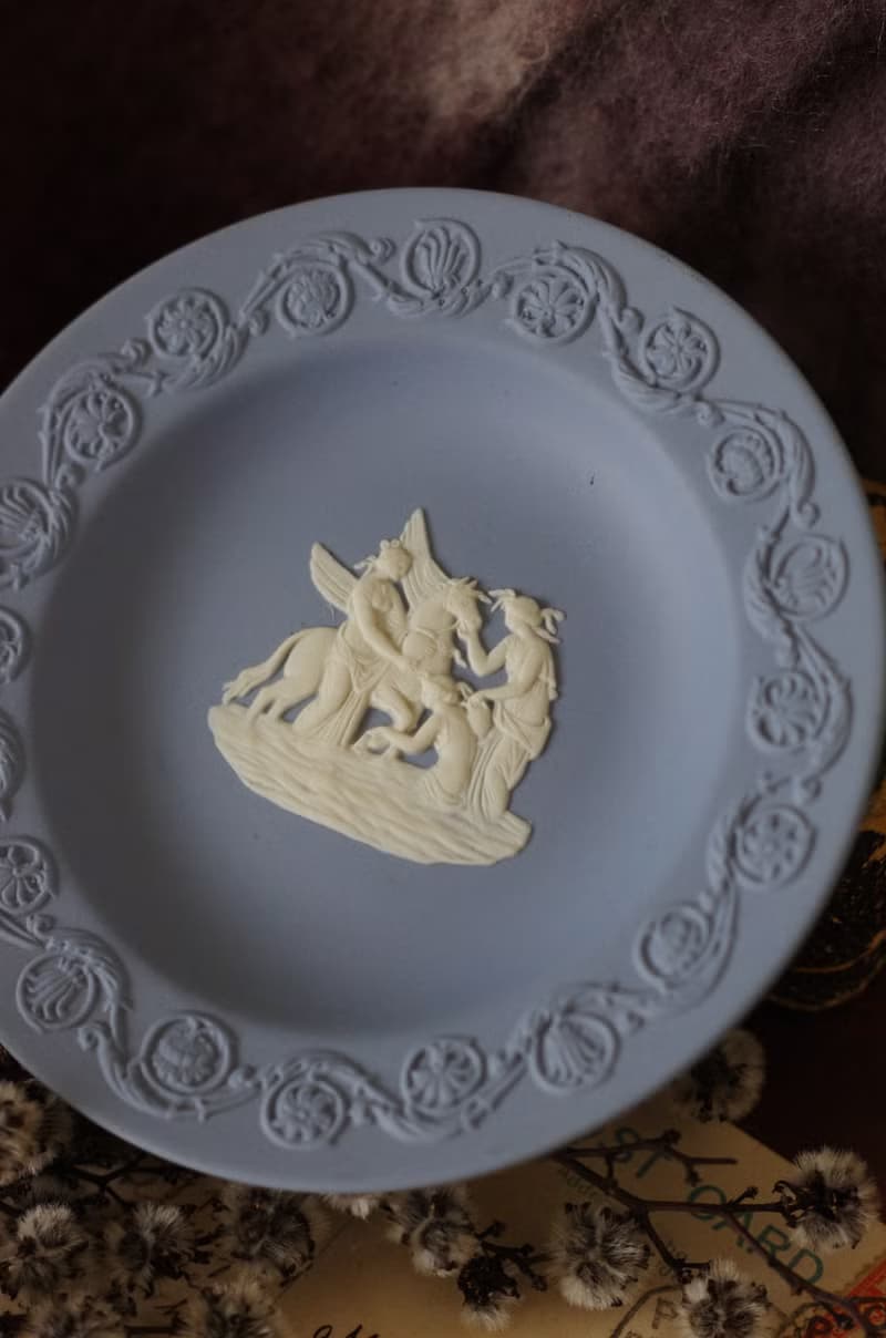 -金銀寶貝  英國製經典瓷器 WEDGWOOD 藍色浮雕盤 w350