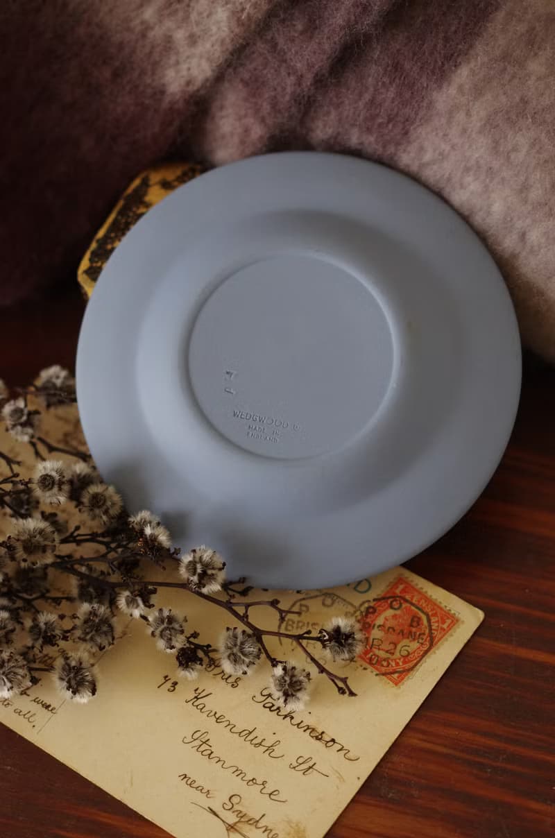 -金銀寶貝  英國製經典瓷器 WEDGWOOD 藍色浮雕盤 w350