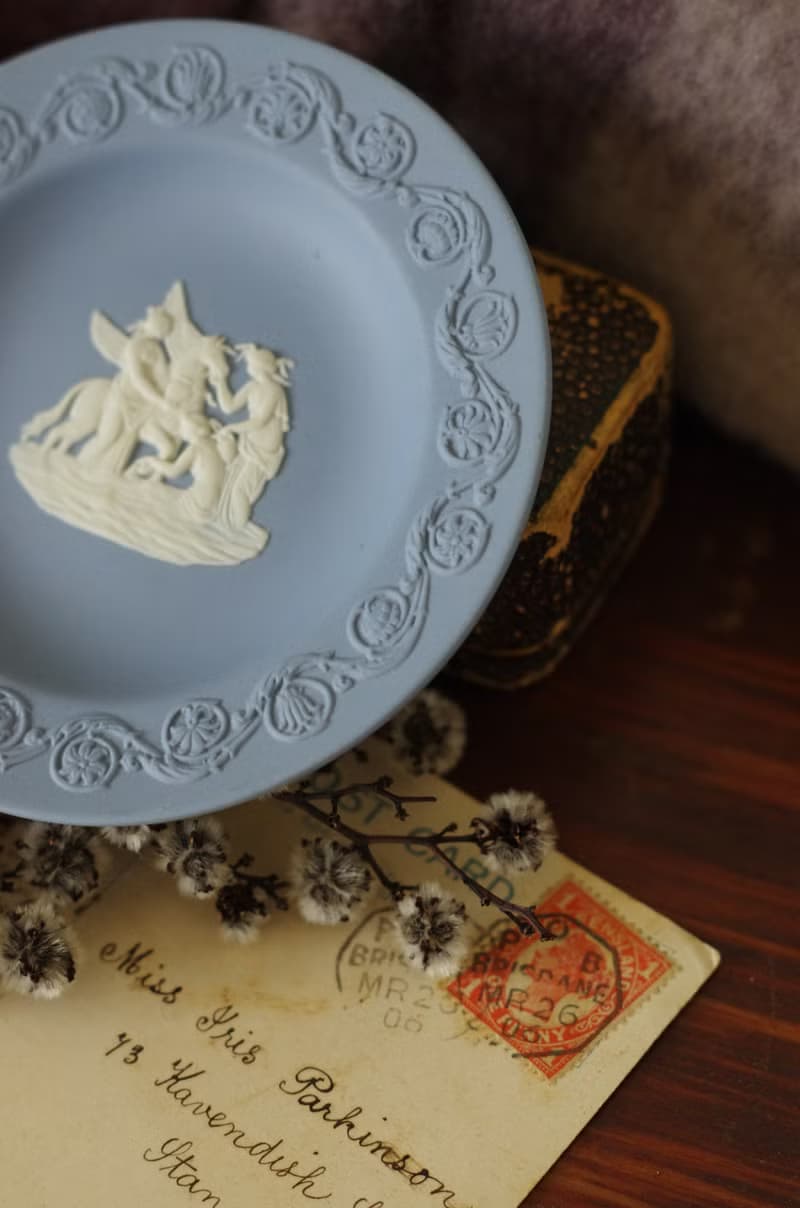 -金銀寶貝  英國製經典瓷器 WEDGWOOD 藍色浮雕盤 w350