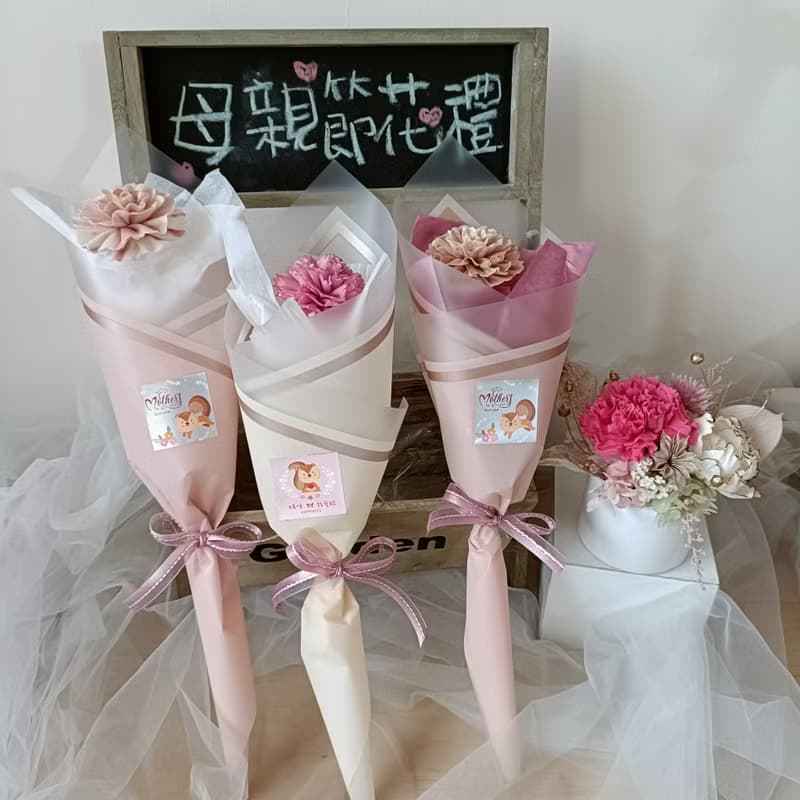 永生玫瑰康乃馨花束 求婚結婚捧花外拍生日禮物七夕情人節花束中