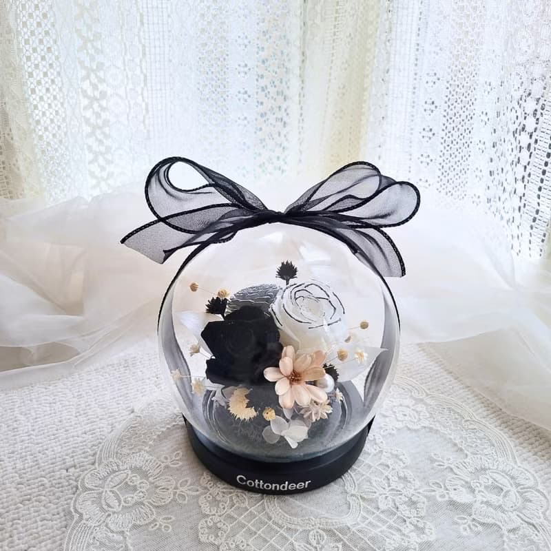 永生玫瑰玻璃球罩盅。有燈。附包裝。禮物