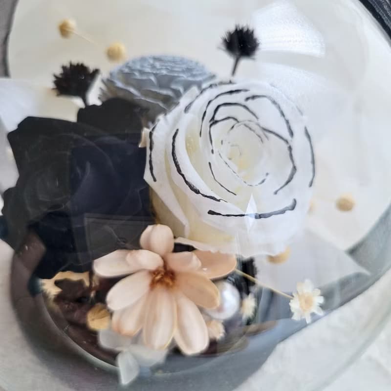 永生玫瑰玻璃球罩盅。有燈。附包裝。禮物