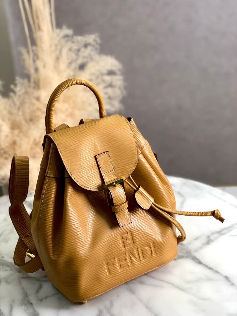 【 日本直送　名牌中古包 】FENDI フェンディ リュック ベージュ フロントバックル レザー型押し バックパック vintage ヴィンテージ 47jcck