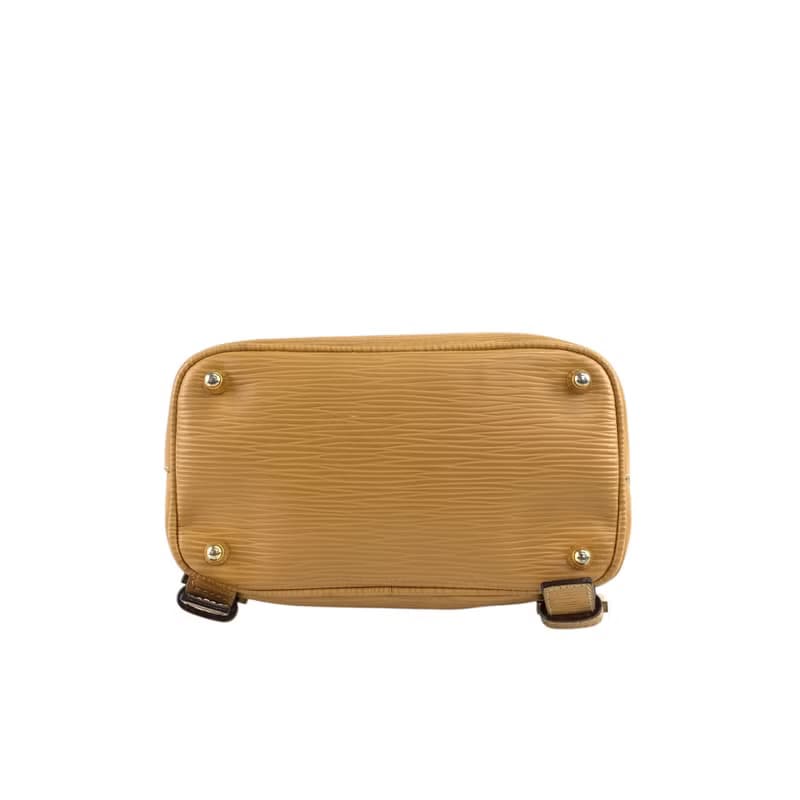 【 日本直送　名牌中古包 】FENDI フェンディ リュック ベージュ フロントバックル レザー型押し バックパック vintage ヴィンテージ 47jcck