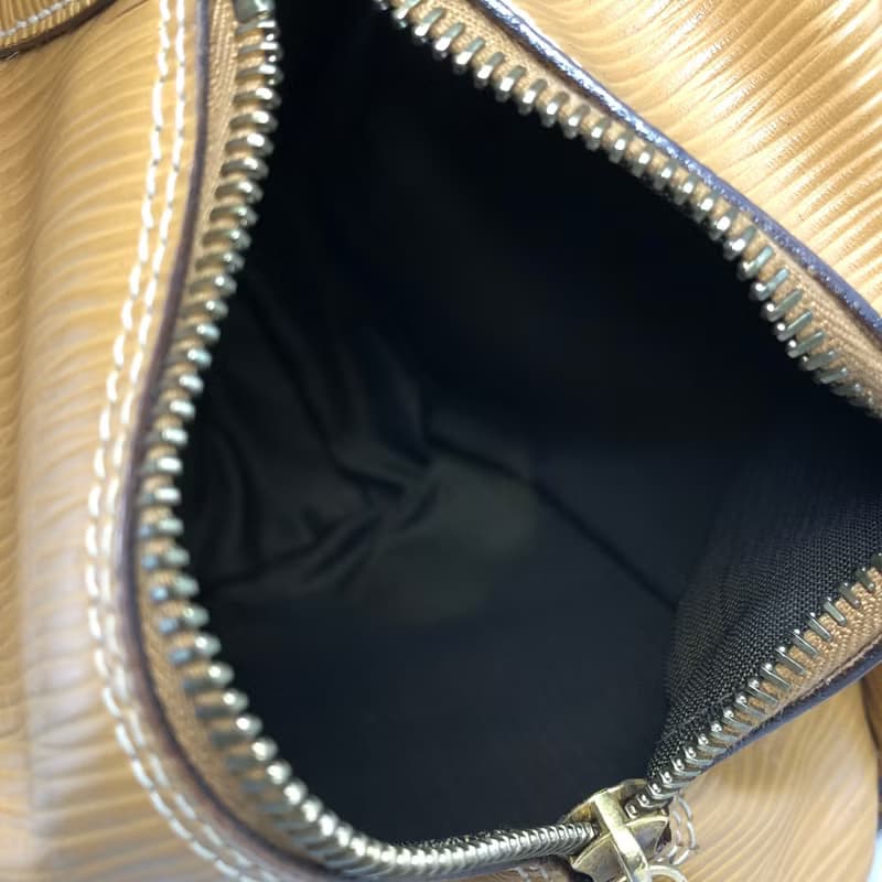 【 日本直送　名牌中古包 】FENDI フェンディ リュック ベージュ フロントバックル レザー型押し バックパック vintage ヴィンテージ 47jcck